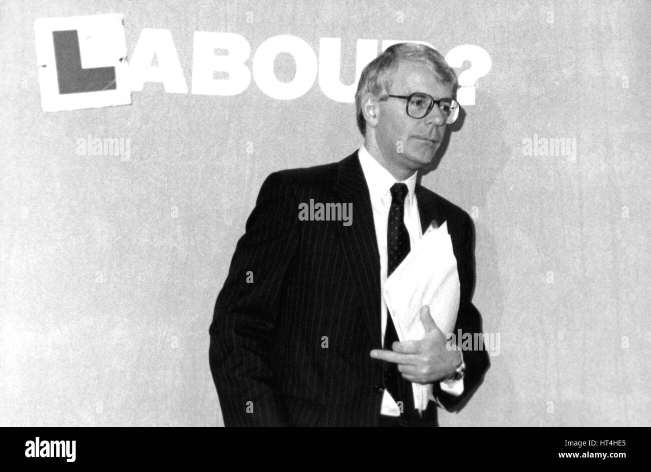 Rt. L'honorable John Major, Premier Ministre de la Grande-Bretagne et le chef du parti conservateur, quitte la plate-forme après une conférence de presse à Londres, Angleterre le 20 mars 1992. Banque D'Images