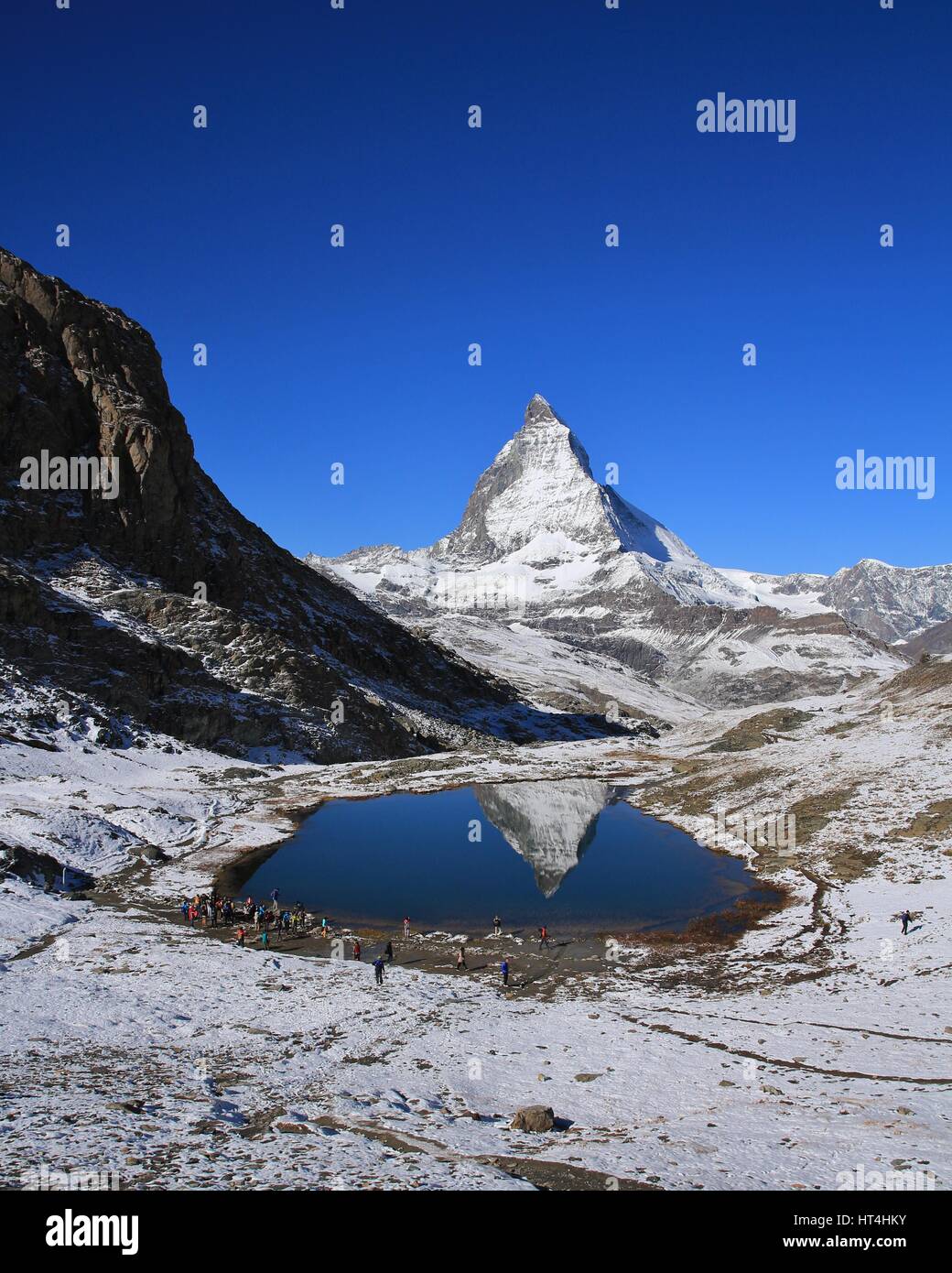Matterhorn en miroir dans le lac Riffelsee. Jour d'automne dans les Alpes suisses. Banque D'Images