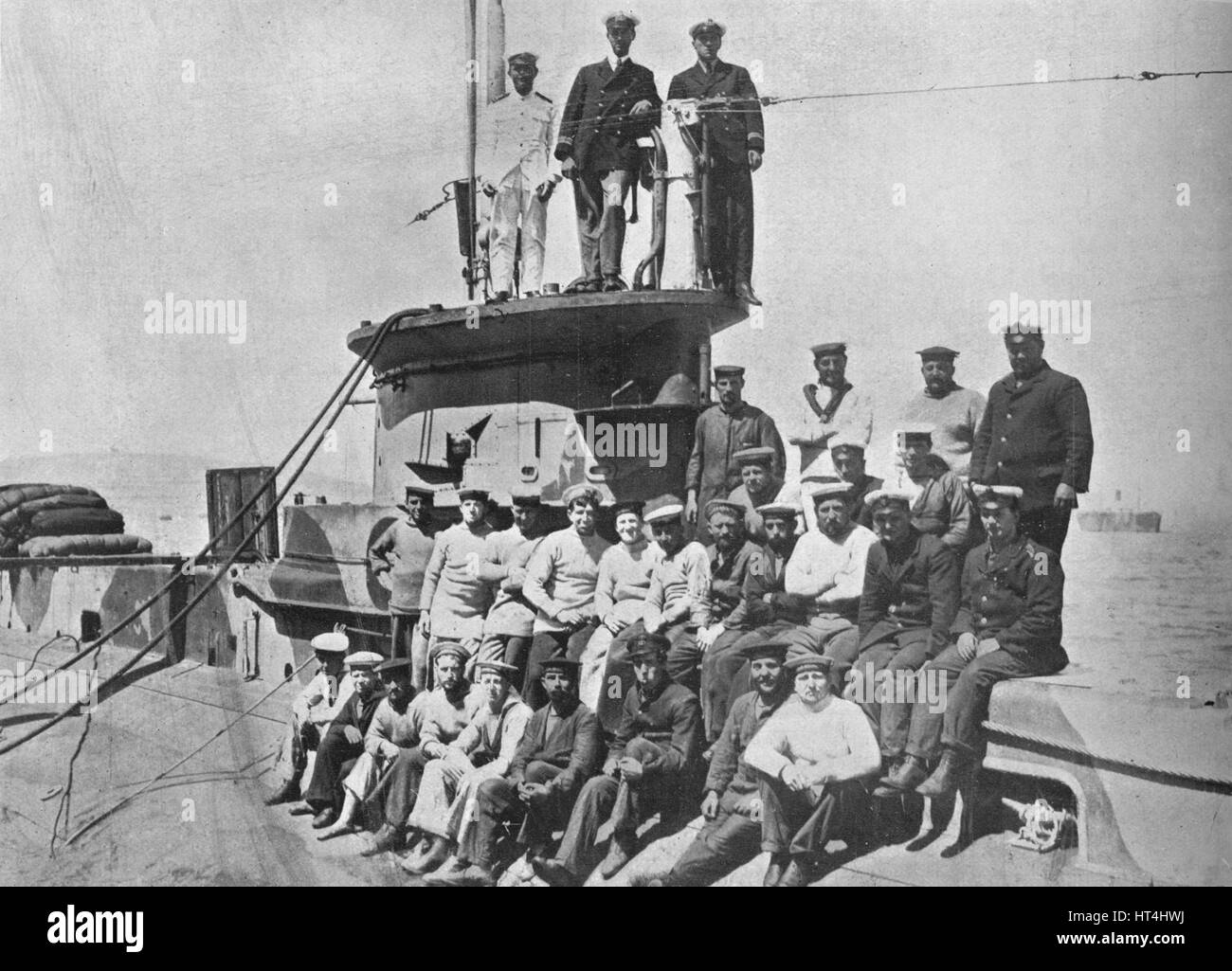 "Les officiers et l'équipage du sous-marin HM E14', 1915. Artiste : Inconnu. Banque D'Images