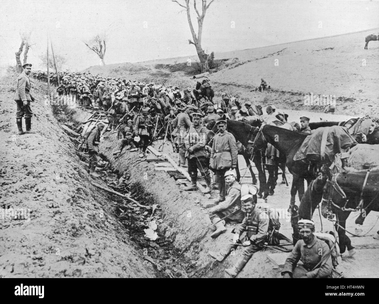 'L'avance allemande en Galice : un bivouac de troupes par la route', 1915. Artiste : Inconnu. Banque D'Images
