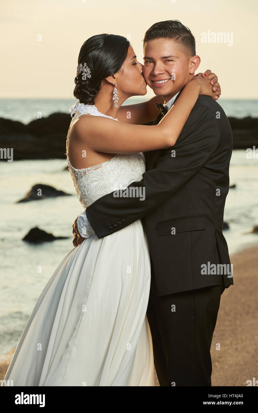 Portrait of Hispanic couple de mariage. Heureux couple kissing on ocean sunset beach Banque D'Images Portrait of Hispanic couple de mariage. Heureux couple kissing on ocean sunset beach Banque D'Images