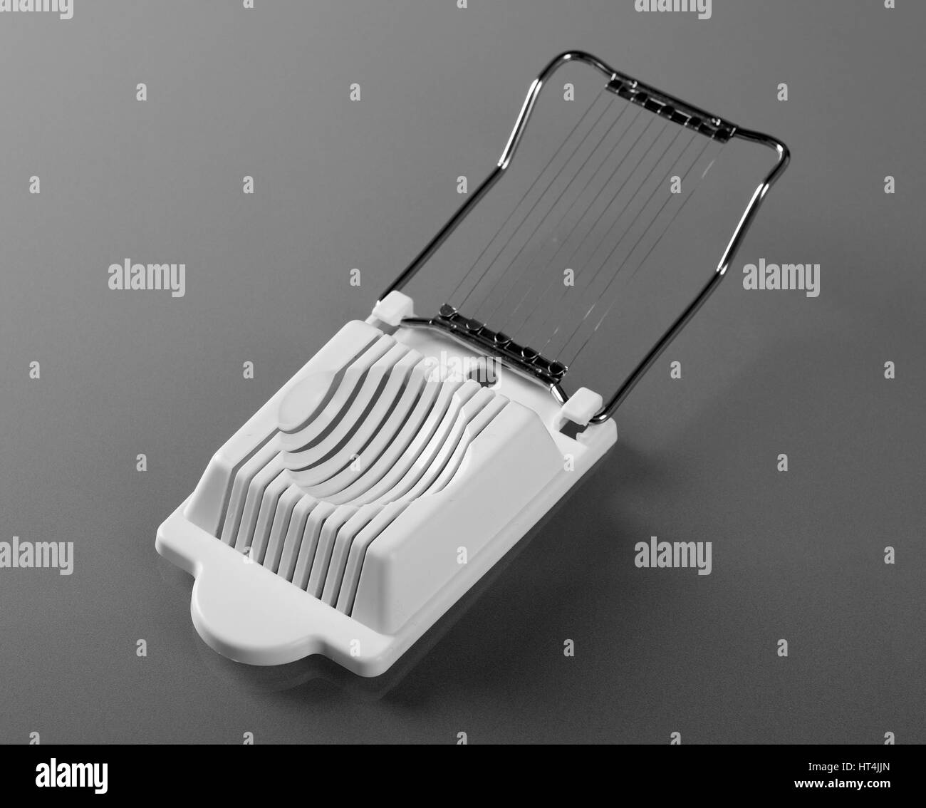 Egg slicer sur fond gris Banque D'Images
