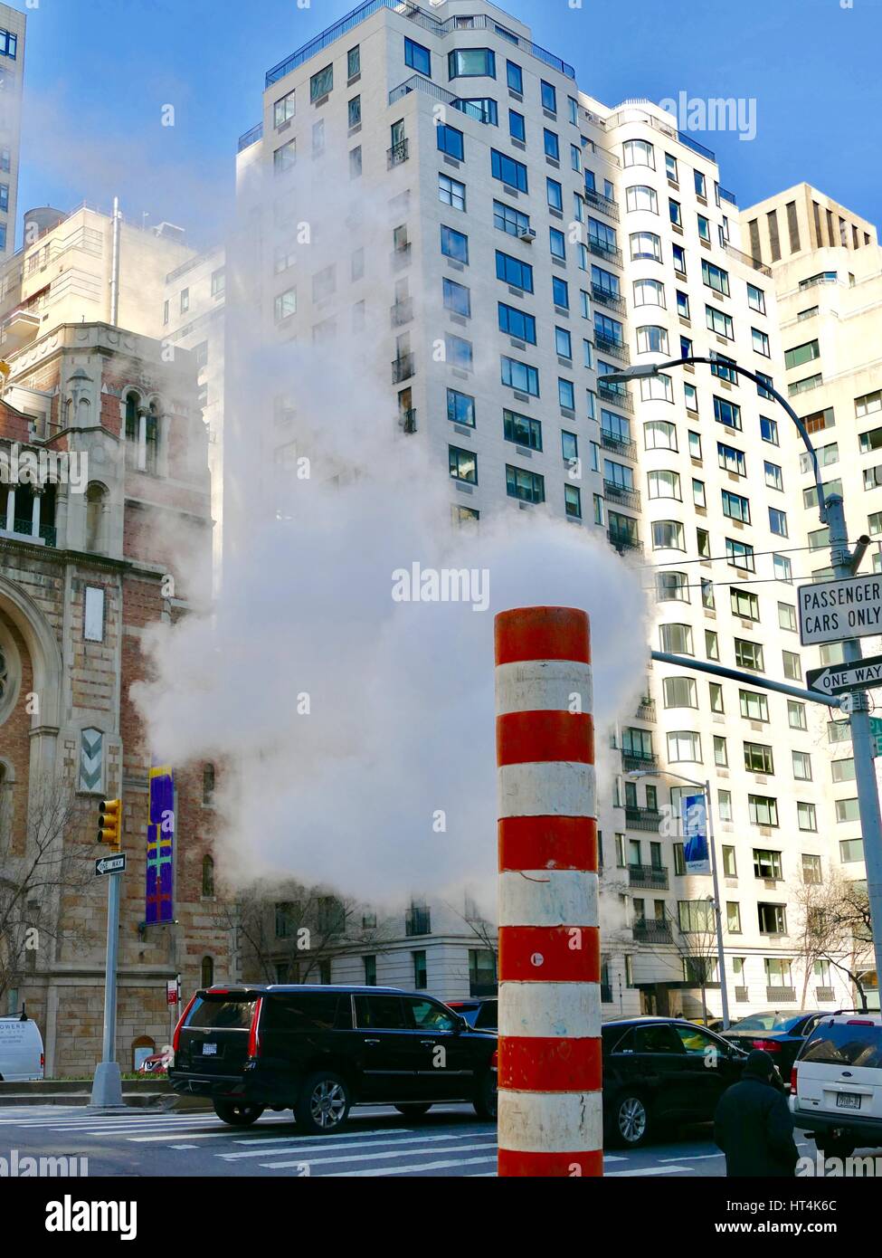 La vapeur provenant de travaux souterrains. Le bloc en milieu de Park Avenue et de la 60th St, Manhattan, New York City, New York, USA. Banque D'Images