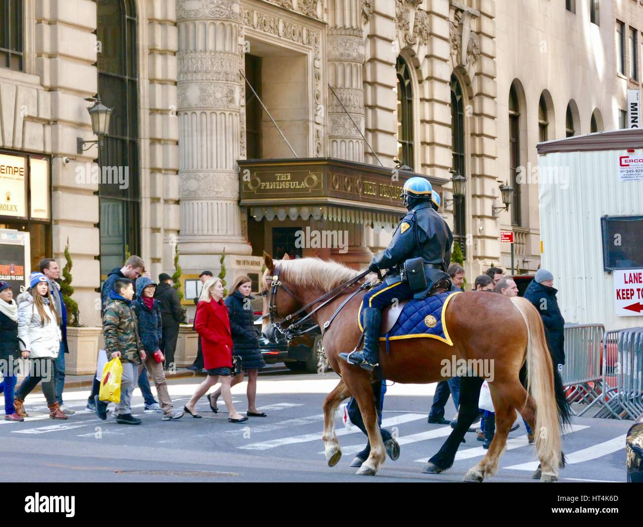 NYPD les officiers montés à cheval sur la 5ème Avenue en passant les piétons. Manhattan, New York City, New York, USA. Banque D'Images