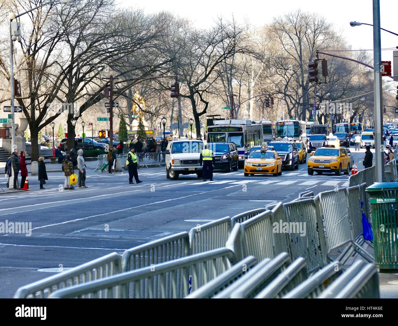 Le trafic de Manhattan, avec des agents de police, des autobus et taxis. Cinquième Avenue et de la 58th Street. New York, New York, USA. Banque D'Images