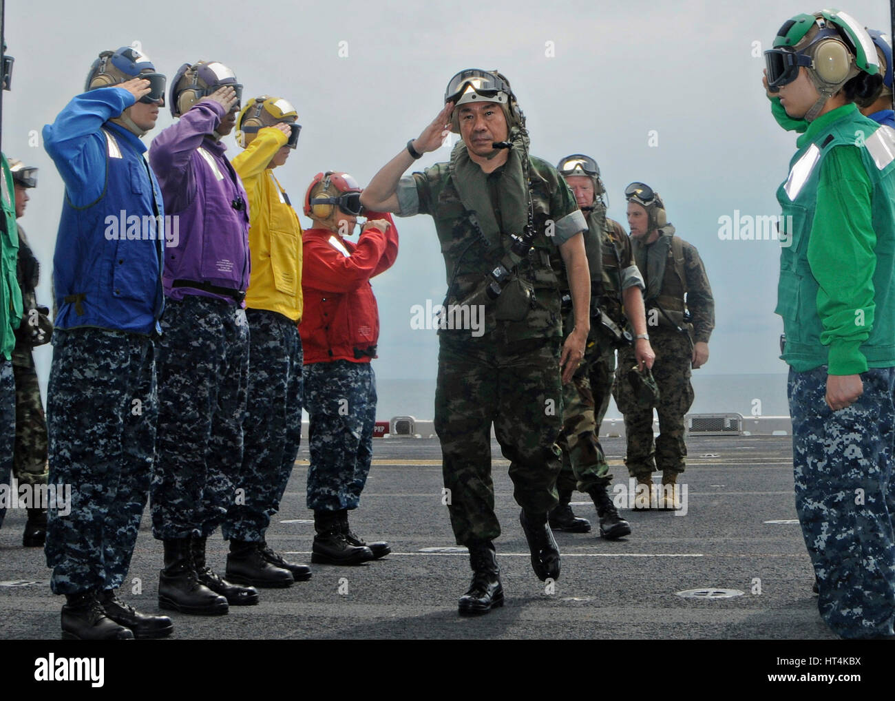 Forces armées royal thaïlandais de la Défense Chef SongKitti Jaggabatara salue comme il marche à travers l'arc-en-ciel sideboys à bord de l'USN Wasp-classe d'assaut amphibie USS Essex pendant l'exercice Gold Cobra 4 Février, 2010 dans le golfe de Thaïlande. Banque D'Images