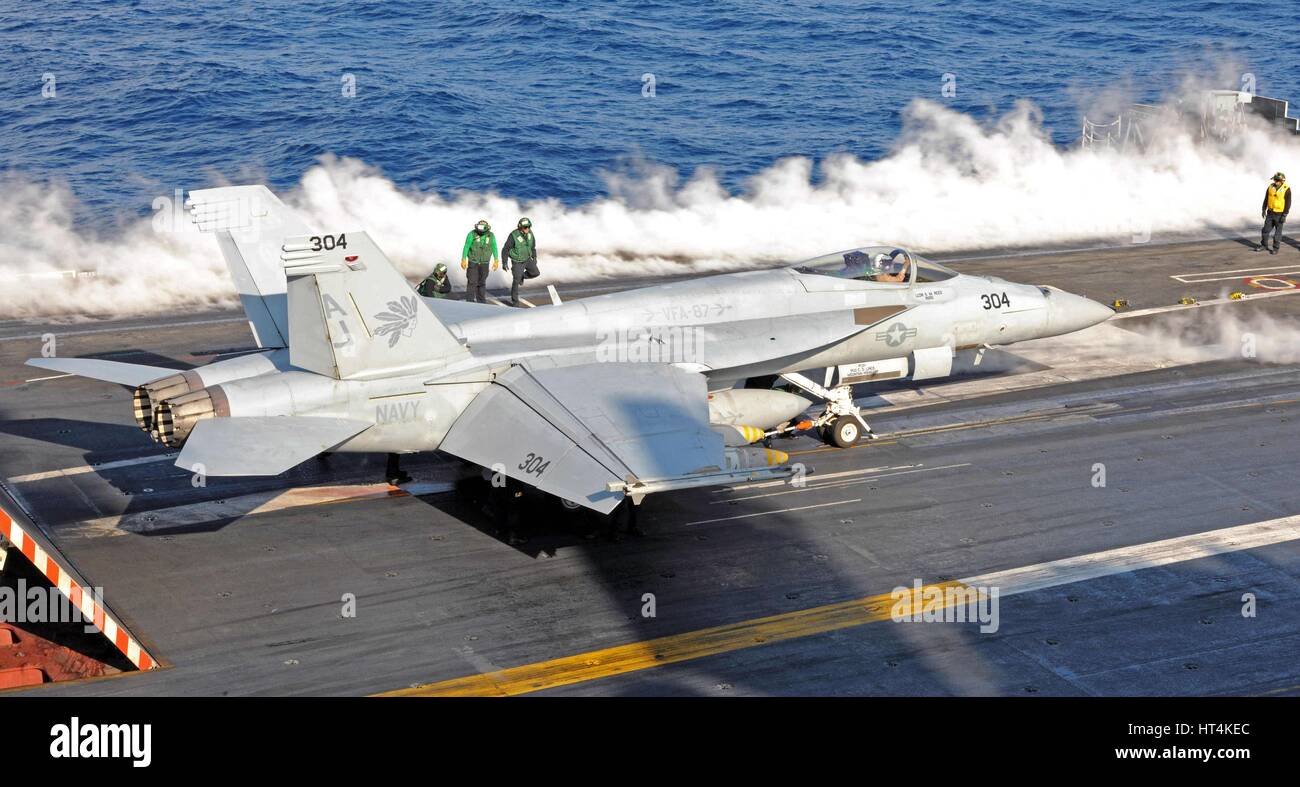 La Marine américaine un F/A-18 Super Hornet lance à partir de la cabine de pilotage à bord de la marine américaine de classe Nimitz porte-avions USS George H. W. Février 13, 2017 Bush dans la mer Méditerranée. Banque D'Images
