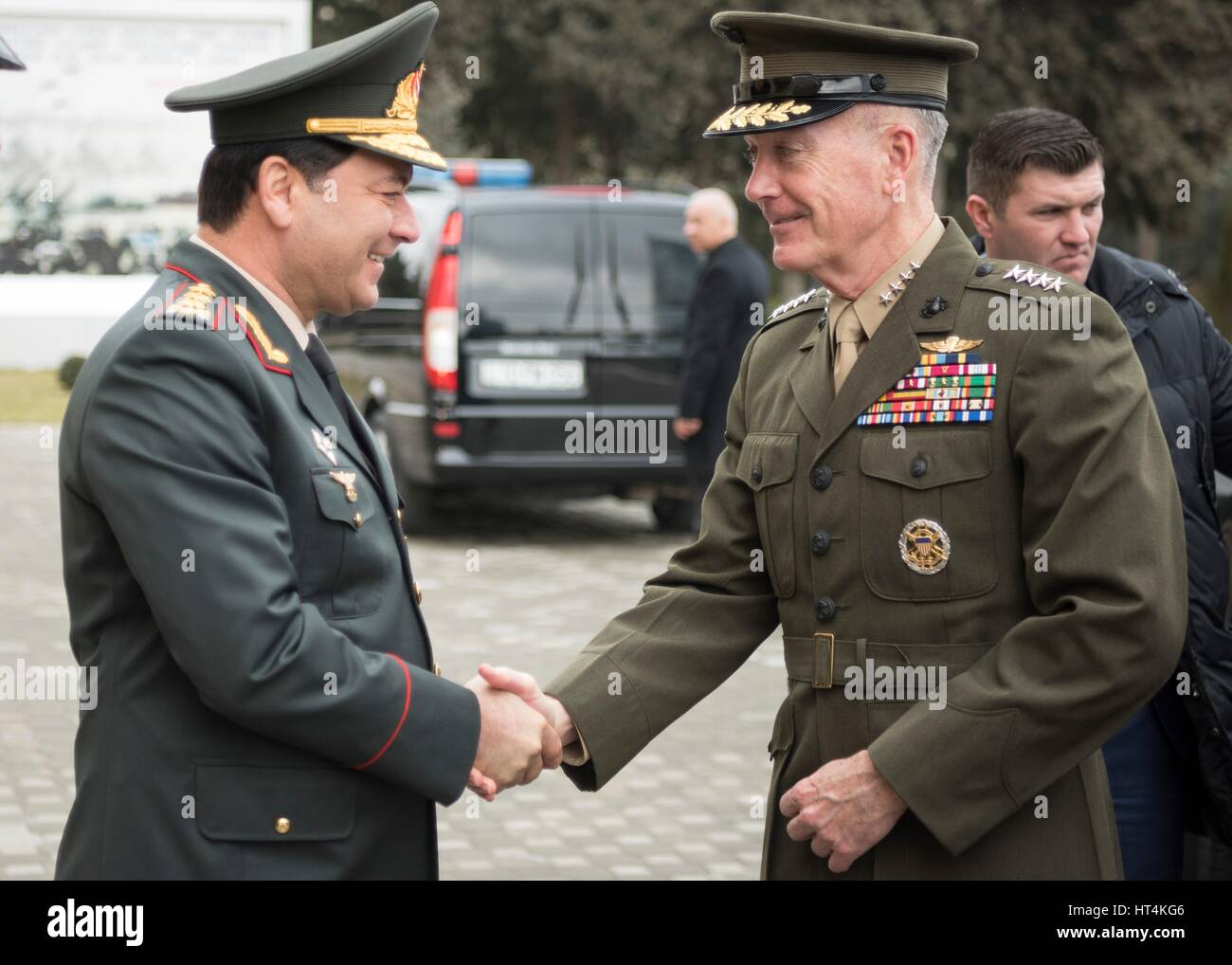 Chefs d'état-major des Etats-Unis Le Président Joseph Dunford, droite, se réunit avec les Forces armées de l'Azerbaïdjan Chef d'état-major général Najmaddin Sadigov au ministère de la Défense le 16 février 2017 à Bakou, Azerbaïdjan. Banque D'Images