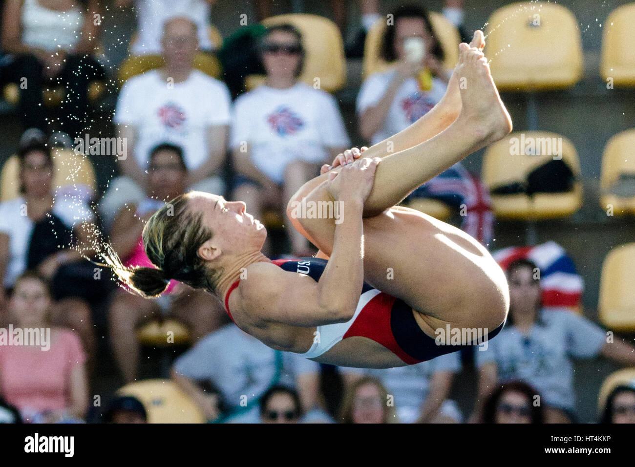Katrina Young (USA) qui se font concurrence sur la plate-forme de 10m de femmes à l'avant-plongée 2016 Jeux Olympiques d'été. ©PAUL J. Sutton/PCN la photographie. Banque D'Images