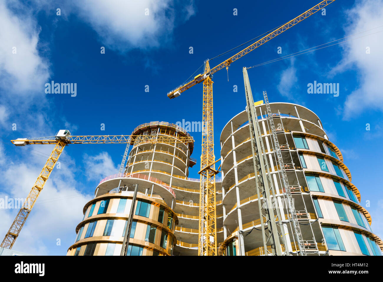 Axel Tours à Vesterbrogade en construction à Copenhague, Danemark avec ciel bleu profond et quelques grues. Banque D'Images