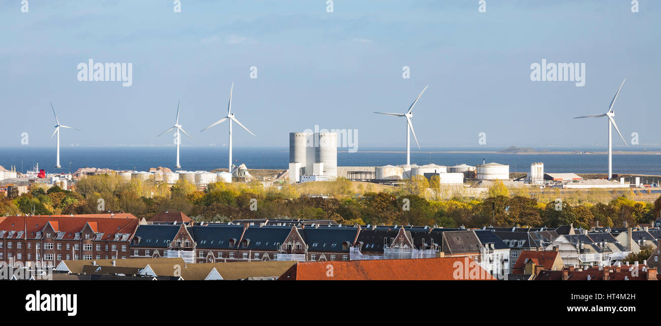Les éoliennes et l'industrie à la côte danoise près de Copenhague, Danemark. Banque D'Images