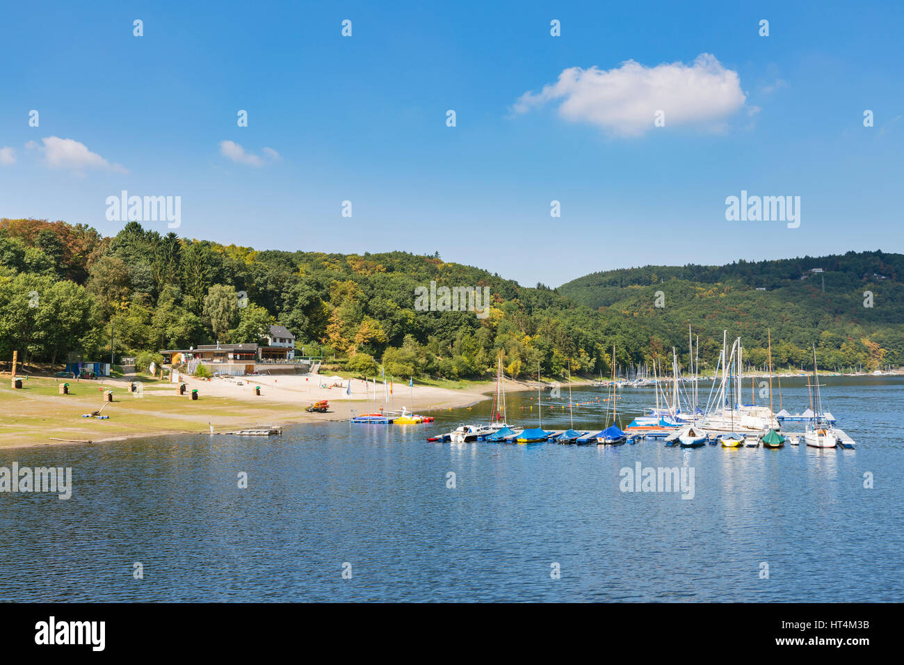 Marina et plage au port de Eschauel Rursee dans l'Eifel, en Allemagne. Banque D'Images