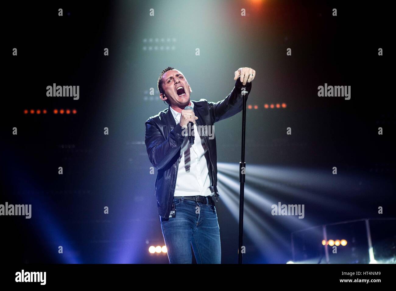 Strasbourg, France. 06 Mar, 2016. Kekko Silvestre de l'Modˆ rock band pop italien représenté sur scène comme ils font à Mediolanum Forum Assago dans Milan, Italy Crédit : Roberto Finizio/Pacific Press/Alamy Live News Banque D'Images