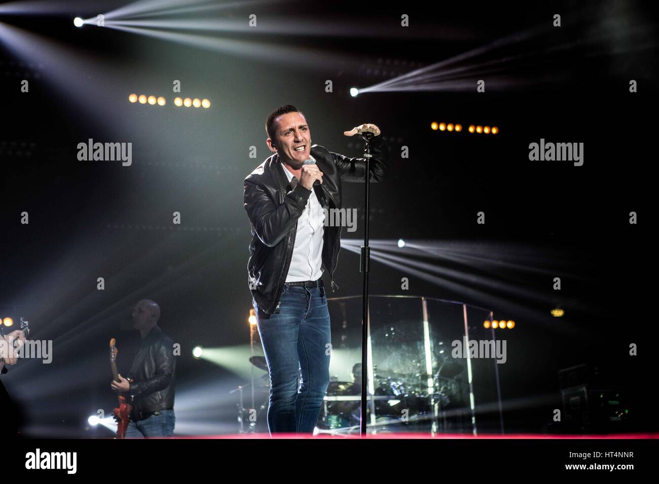 Strasbourg, France. 06 Mar, 2016. Kekko Silvestre de l'Modˆ rock band pop italien représenté sur scène comme ils font à Mediolanum Forum Assago dans Milan, Italy Crédit : Roberto Finizio/Pacific Press/Alamy Live News Banque D'Images