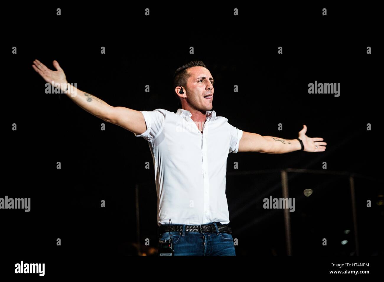 Strasbourg, France. 06 Mar, 2016. Kekko Silvestre de l'Modˆ rock band pop italien représenté sur scène comme ils font à Mediolanum Forum Assago dans Milan, Italy Crédit : Roberto Finizio/Pacific Press/Alamy Live News Banque D'Images