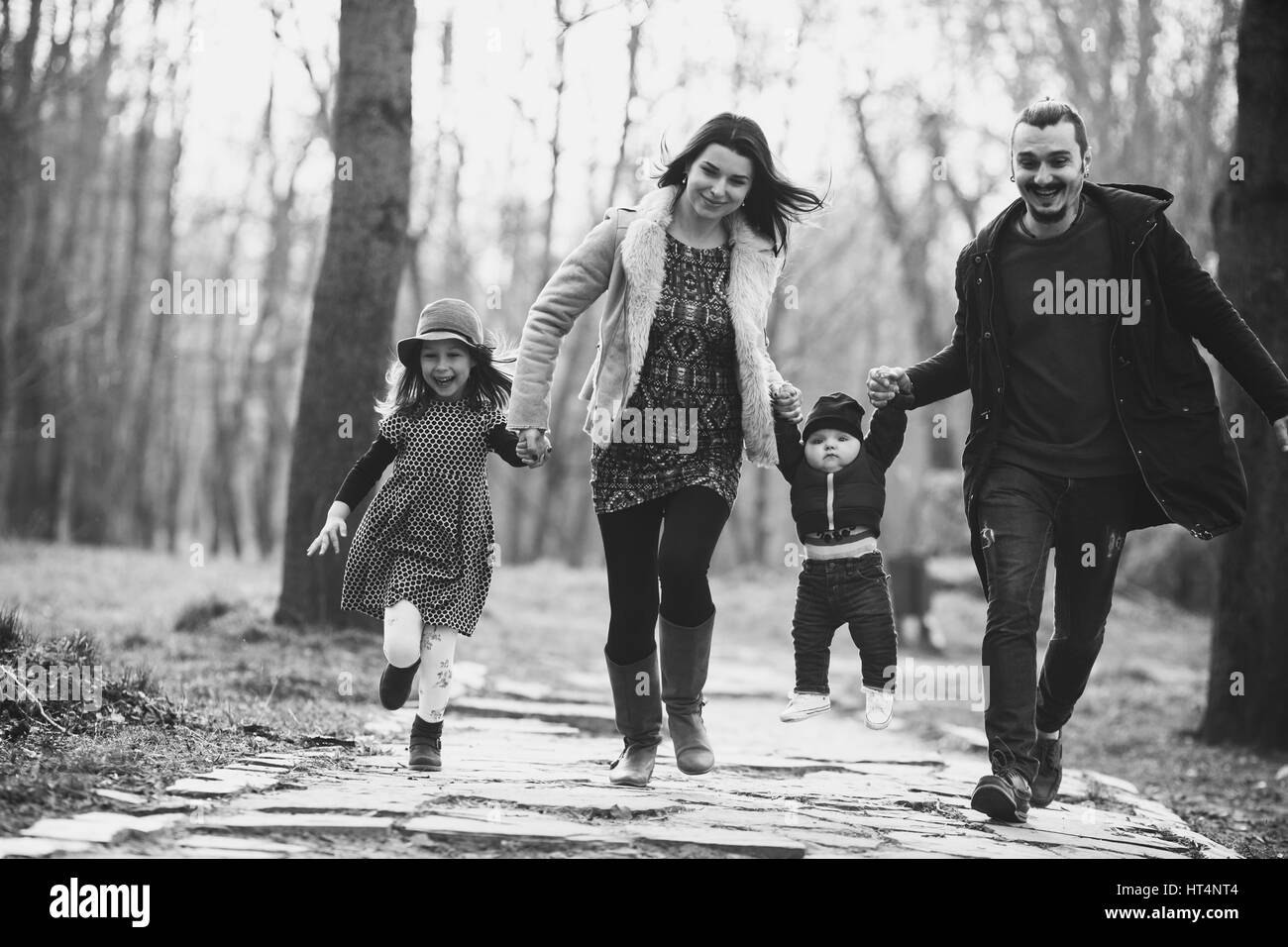 Famille heureuse de marcher et s'amuser dans le parc d'automne Banque D'Images