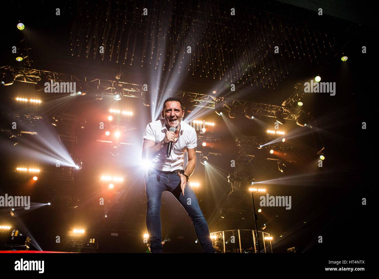 Strasbourg, France. 06 Mar, 2016. Kekko Silvestre de l'Modˆ rock band pop italien représenté sur scène comme ils font à Mediolanum Forum Assago dans Milan, Italy Crédit : Roberto Finizio/Pacific Press/Alamy Live News Banque D'Images