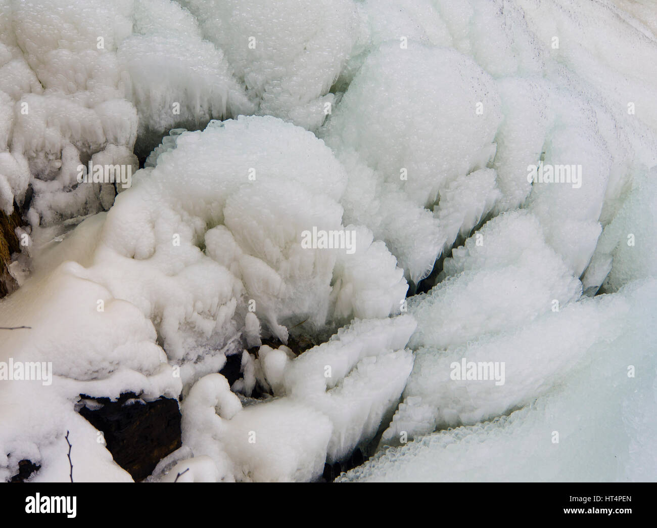 Châteaux de glace et les résumés de conte de fées construit par les eaux en cascade naturelle d'Akerselva par Oslo Norvège, le gel sur son chemin vers le bas Øvre Foss Banque D'Images