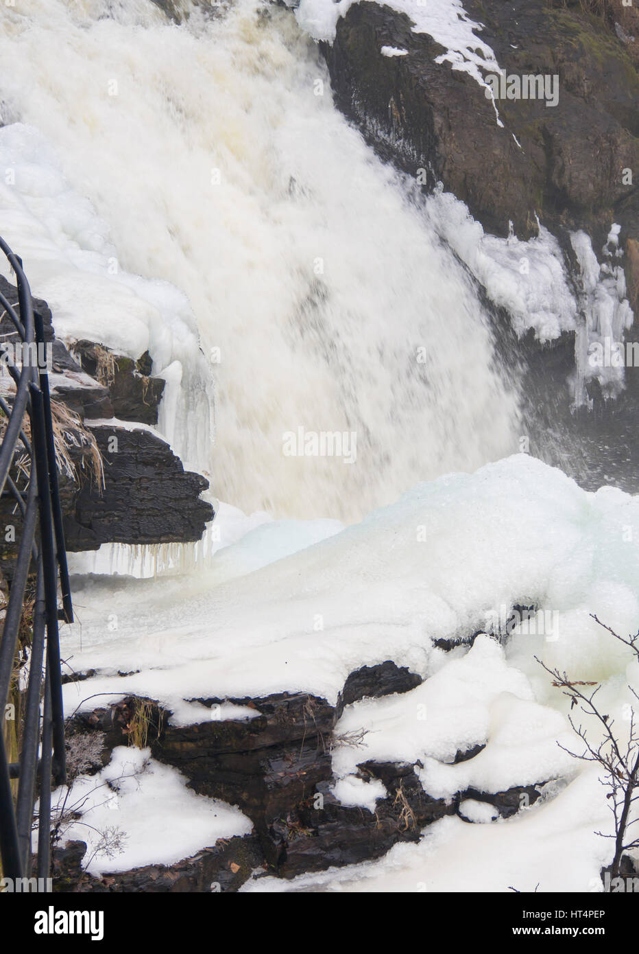 Châteaux de glace et les résumés de conte de fées construit par les eaux en cascade naturelle d'Akerselva par Oslo Norvège, le gel sur son chemin vers le bas Øvre Foss Banque D'Images