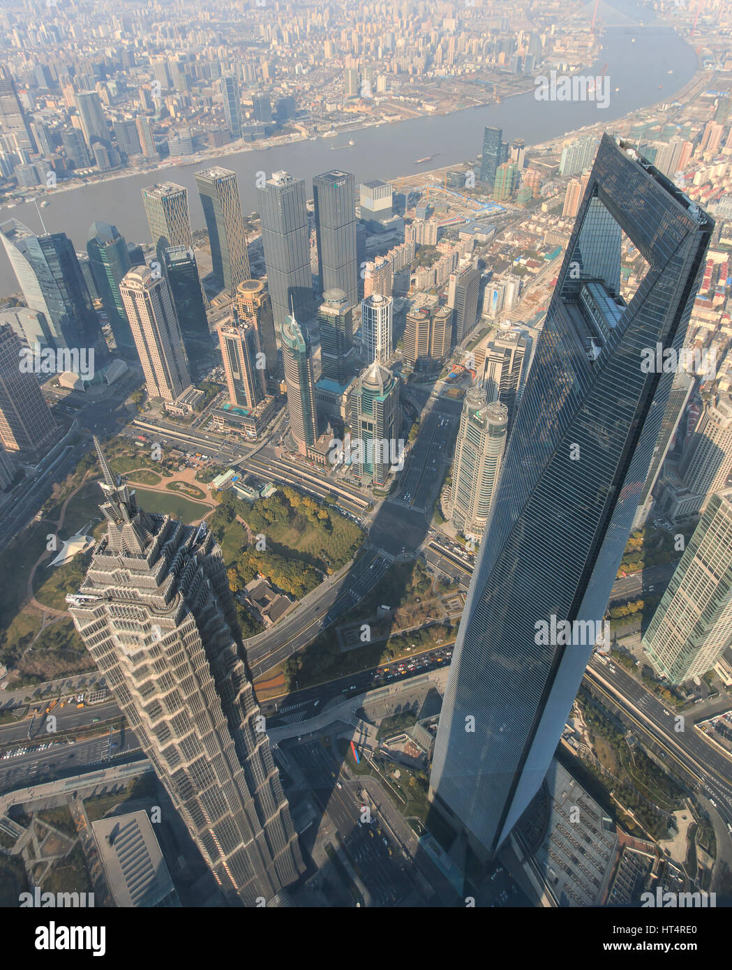 Shanghai, Chine - 2 mars, 2017 : tour Jin Mao et Shanghai World Financial Center vu depuis le pont d'observation de la Tour de Shanghai Banque D'Images