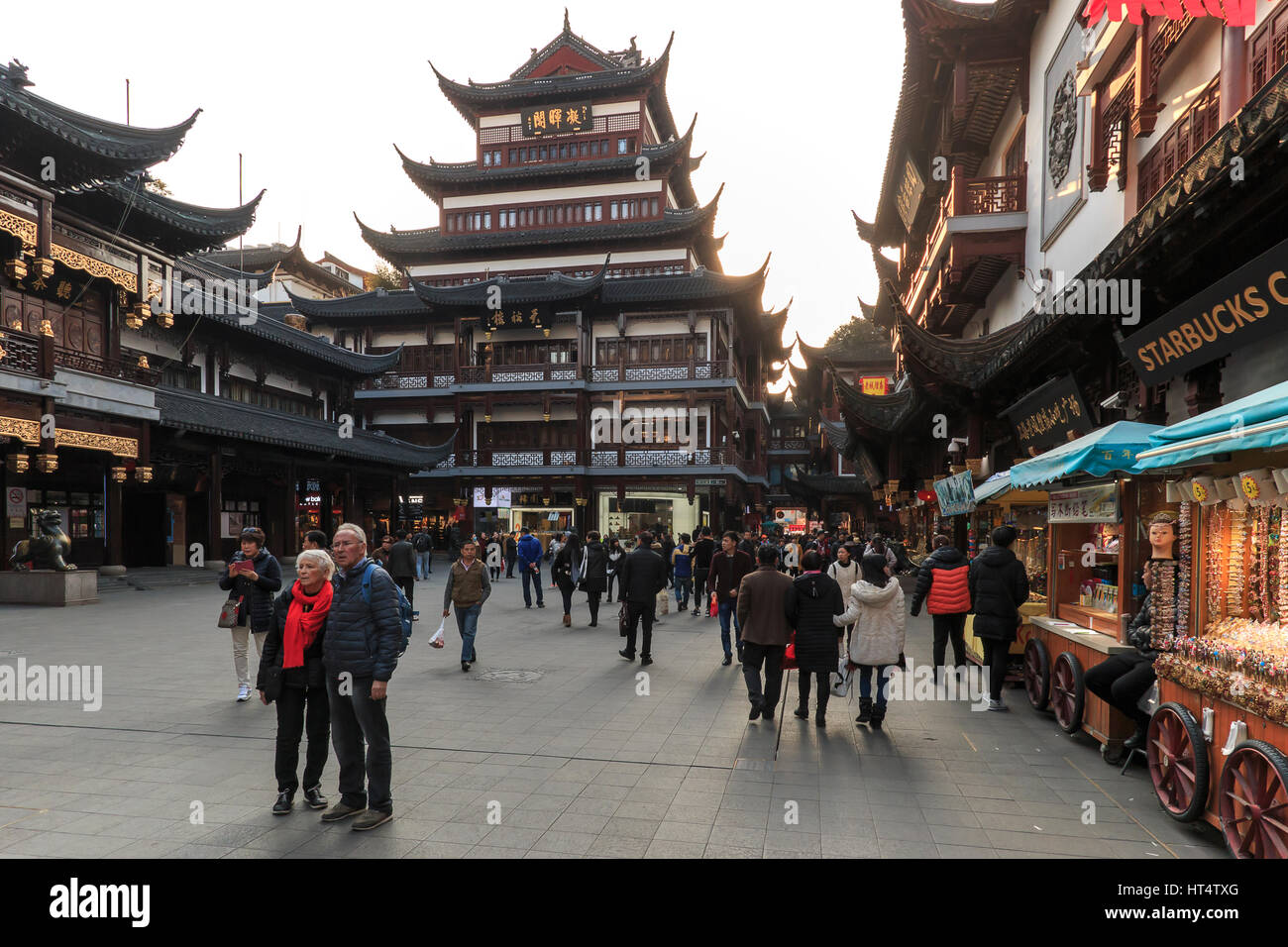 Shanghai, Chine - 2 mars 2017 : au coucher du soleil dans le Temple de la ville de Shanghai, dans la vieille ville Banque D'Images