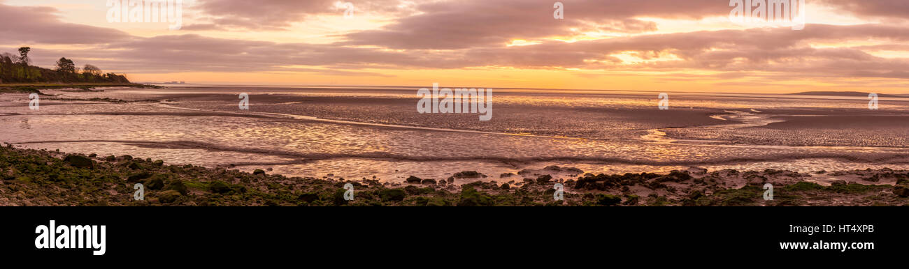 Vue sur bay au coucher du soleil. Silverdale, La Baie de Morecambe, Lancashire, Angleterre. Novembre. Banque D'Images