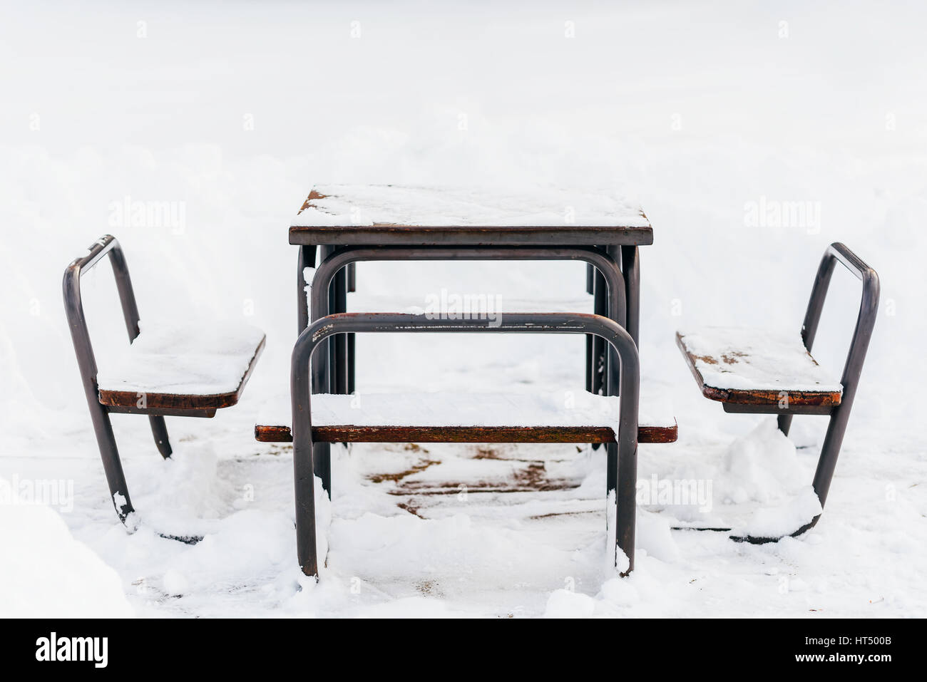 Table Et Chaises couvertes de neige en hiver Banque D'Images