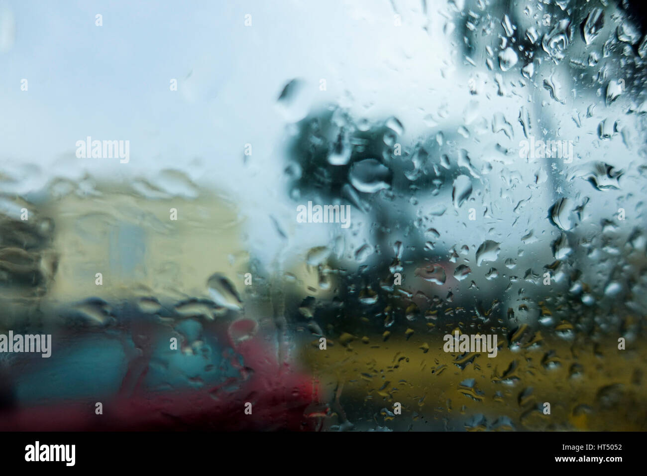 Vue depuis l'intérieur du véhicule avec la pluie sur la fenêtre de voiture, jour de pluie Banque D'Images