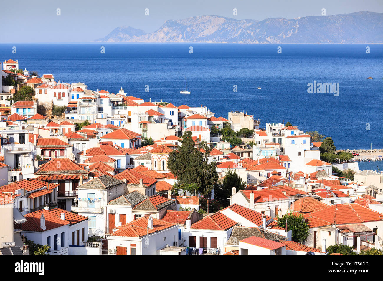 Le toit des maisons en terre cuite tête de la ville de Skopelos, Skópelos, Grèce Banque D'Images