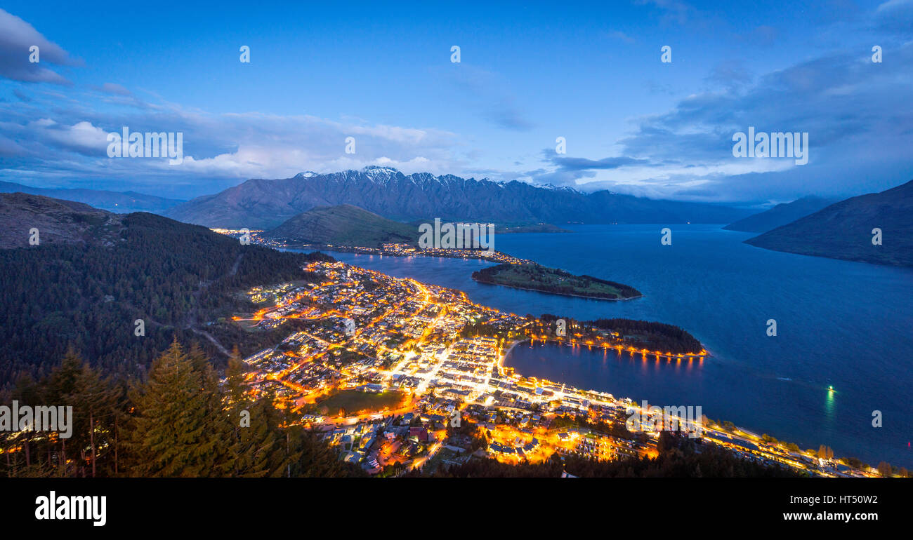 Vue sur le lac Wakatipu et Queenstown, humeur du soir Ben Lomond Scenic Reserve, Berkgette Les Remarkables, Otago, Southland Banque D'Images