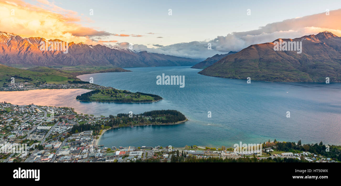 Vue sur le lac Wakatipu et Queenstown au coucher du soleil, Ben Lomond Scenic Reserve, Berkgette Les Remarkables, Otago, Southland Banque D'Images