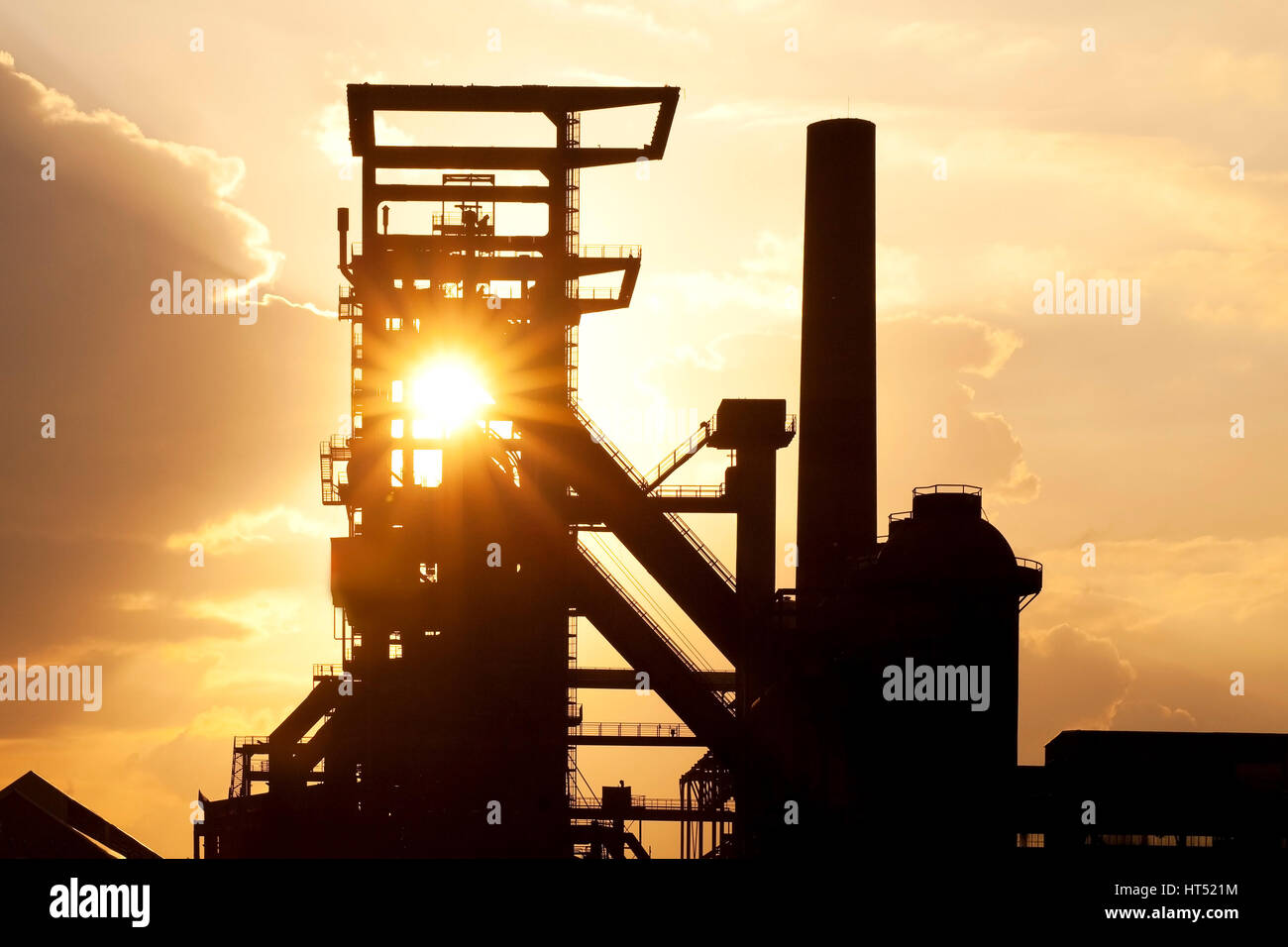 Usine industriel désaffecté Phoenix West avec haut-fourneau 5, Coucher de soleil, Dortmund, Ruhr, Rhénanie du Nord-Westphalie, Allemagne Banque D'Images