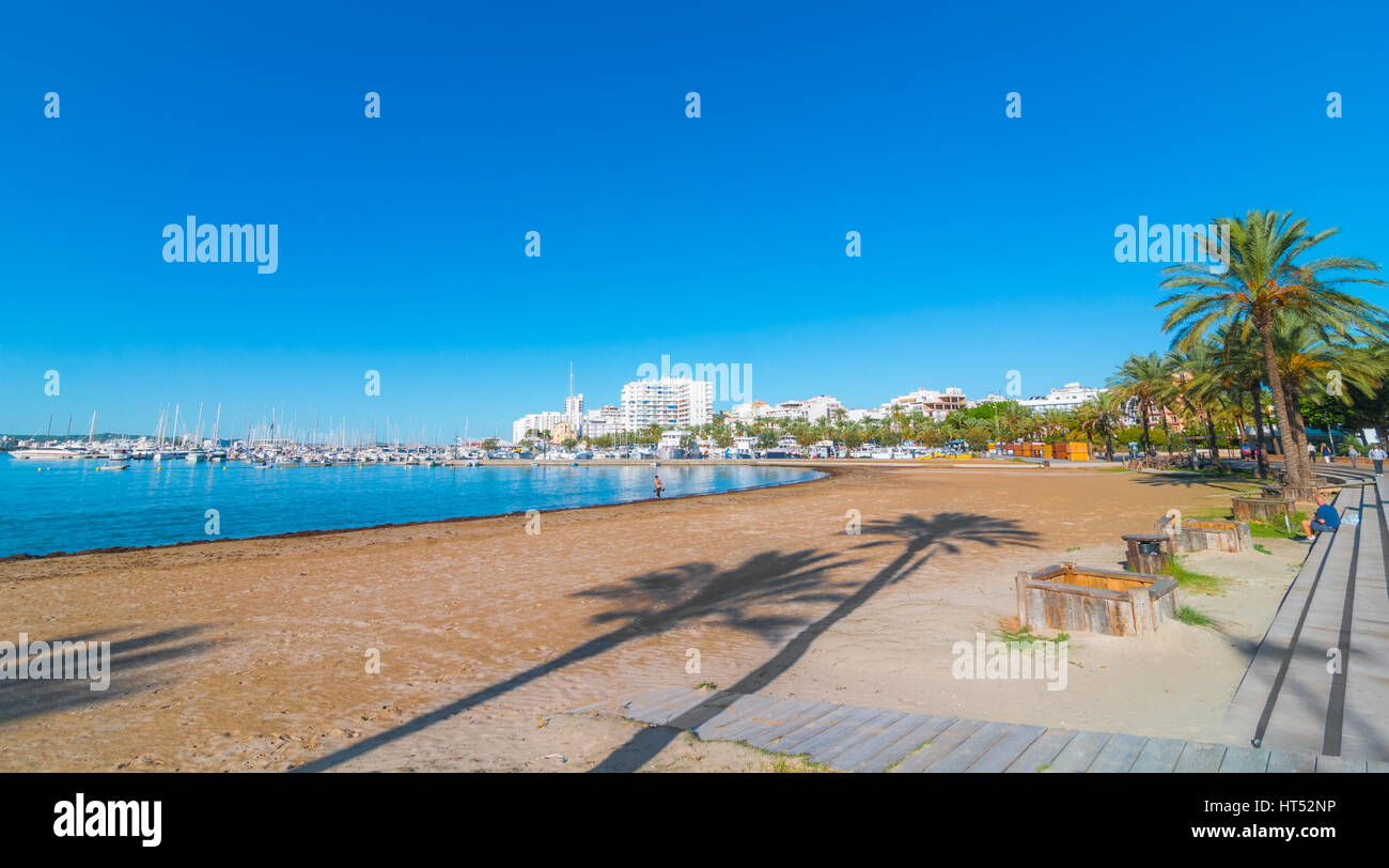 Sur le bord de mer en soleil Ibiza Sant Antoni de Portmany, faites une promenade le long de la promenade principale, aujourd'hui un grand hall en pierre, à côté de la plage de Ibiza. Banque D'Images