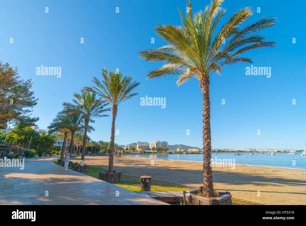 Soleil d'Ibiza sur le front de mer à Sant Antoni de Portmany, faites une promenade le long de la promenade principale, aujourd'hui un grand hall en pierre à côté de la plage. Banque D'Images