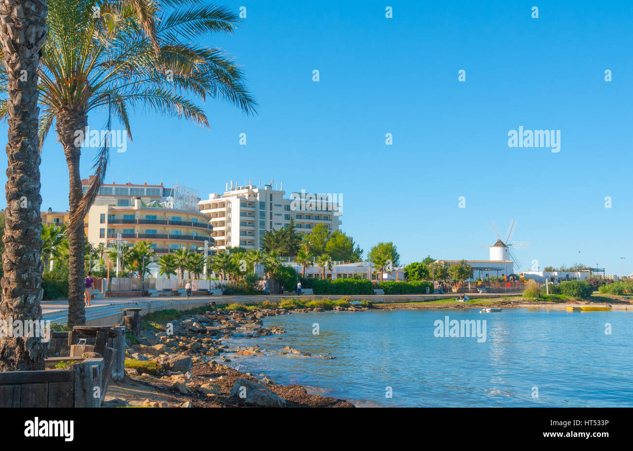 Soleil sur la baie d'Ibiza à St Antoni de Portmany, Ibiza, Baléares, Espagne. Hôtels le long du littoral offrent des endroits où séjourner pour les vacances. Banque D'Images