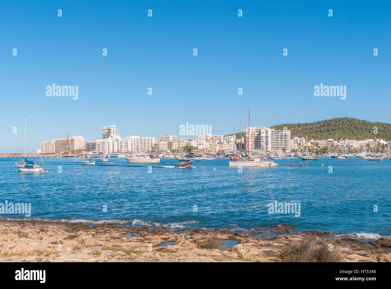 Bateaux dans le port de plaisance d'Ibiza le matin d'une chaude journée ensoleillée à St Antoni de Portmany, Baleares, Espagne. Banque D'Images