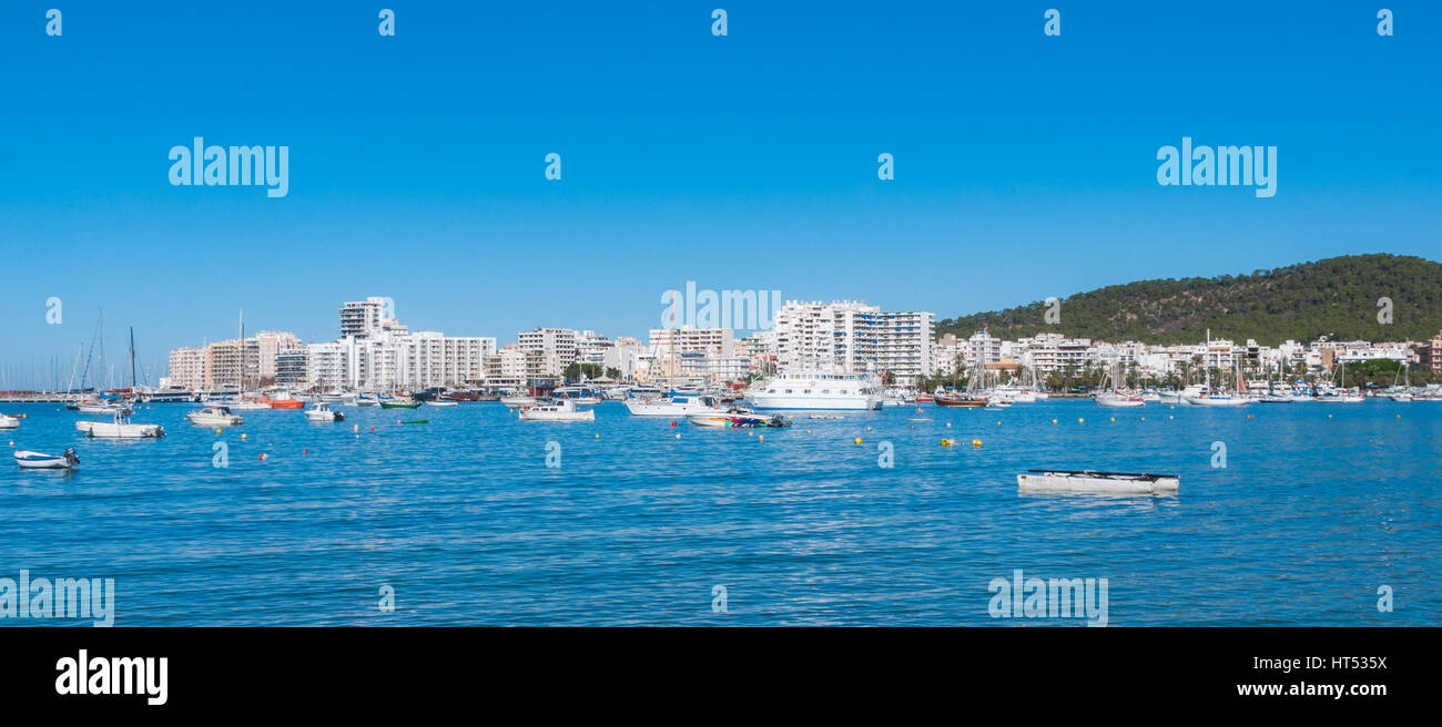 Bateaux dans le port de plaisance d'Ibiza le matin d'une chaude journée ensoleillée à St Antoni de Portmany, Baleares, Espagne. Banque D'Images