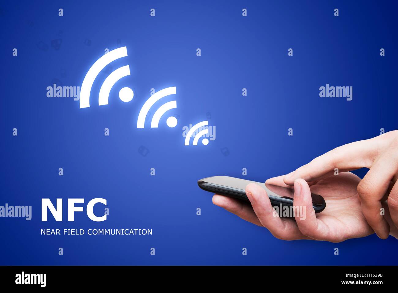 Hand holding smartphone avec la technologie NFC (Near field communication) - Méthode de paiement Banque D'Images