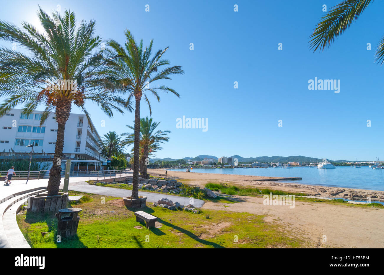 Ibiza matin soleil sur la baie de St Antoni de Portmany, Baleares, Espagne. Hôtels le long du littoral offrent des endroits où séjourner pour les vacances. Banque D'Images