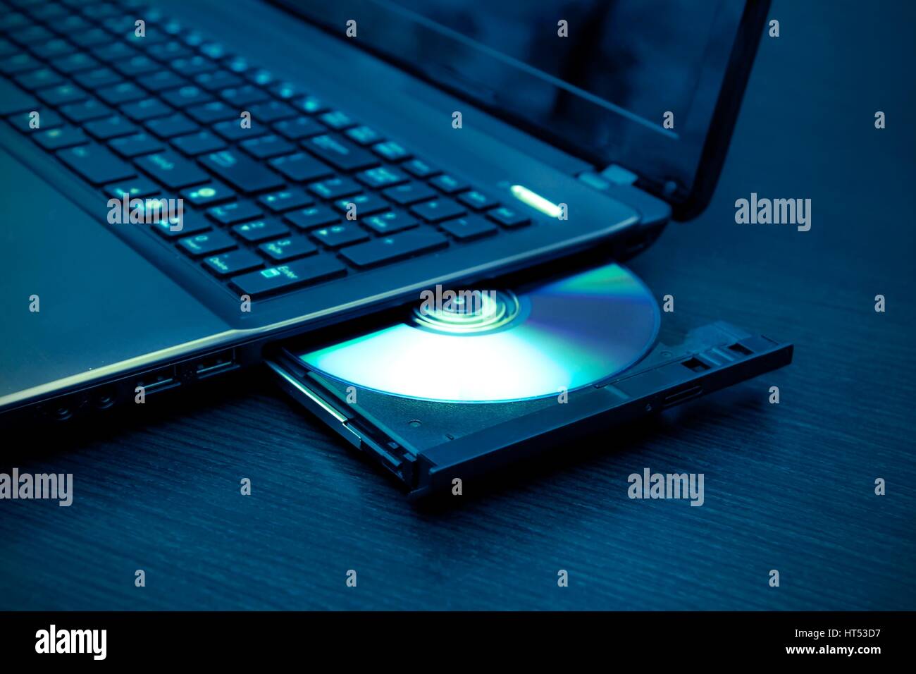 Ordinateur portable avec lecteur de CD - DVD ouvert. Composition lumière  abstraite Photo Stock - Alamy