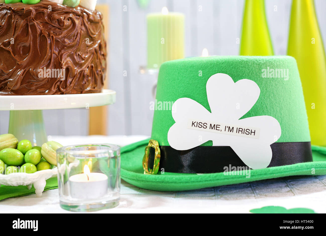 Happy St Patricks Day Le 17 Mars Vert Et Blanc Tableau Parti Avec Showstopper Gateau Au Chocolat Decore De Leprechaun Hat And Kiss Me Je Suis Irlandais Gree Photo Stock Alamy