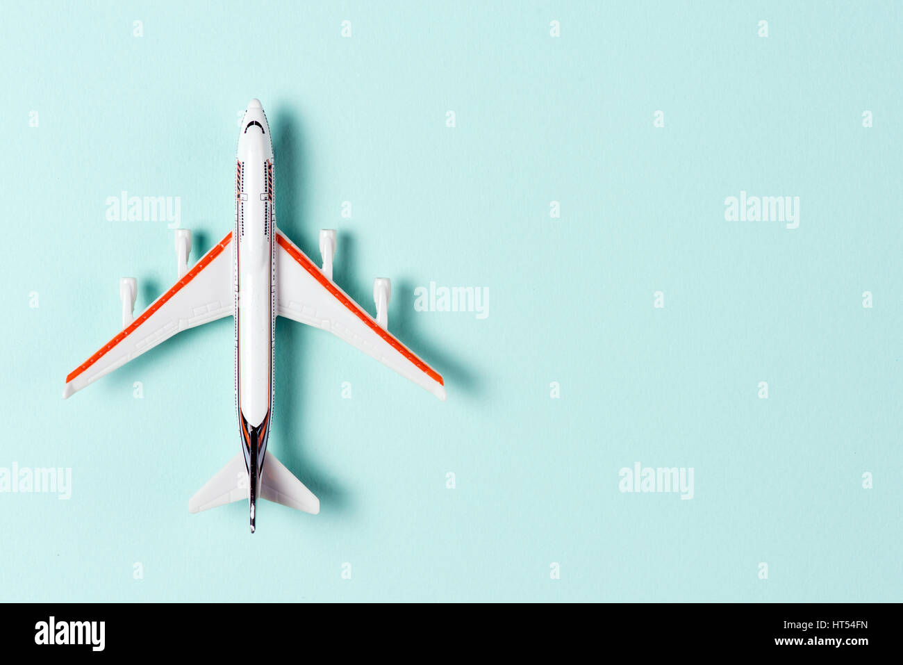 Avion jouet blanc sur fond bleu clair. Vue d'en haut Banque D'Images