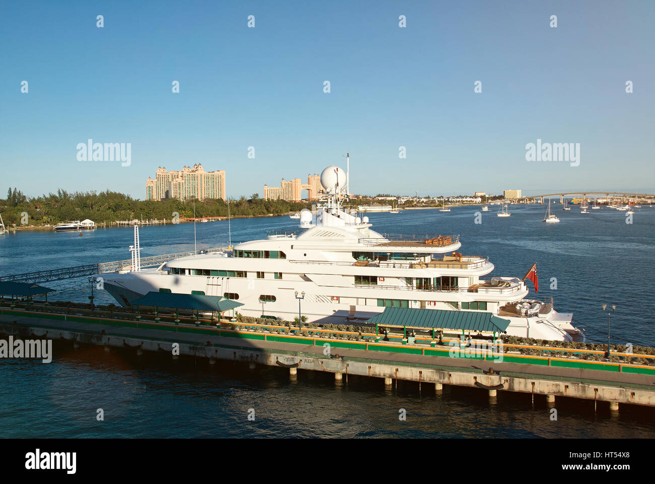 Yacht de luxe dans l'île de Nassau aux Bahamas dans le coucher du soleil la lumière. Un yacht sur fond de l'hôtel atlantis Banque D'Images