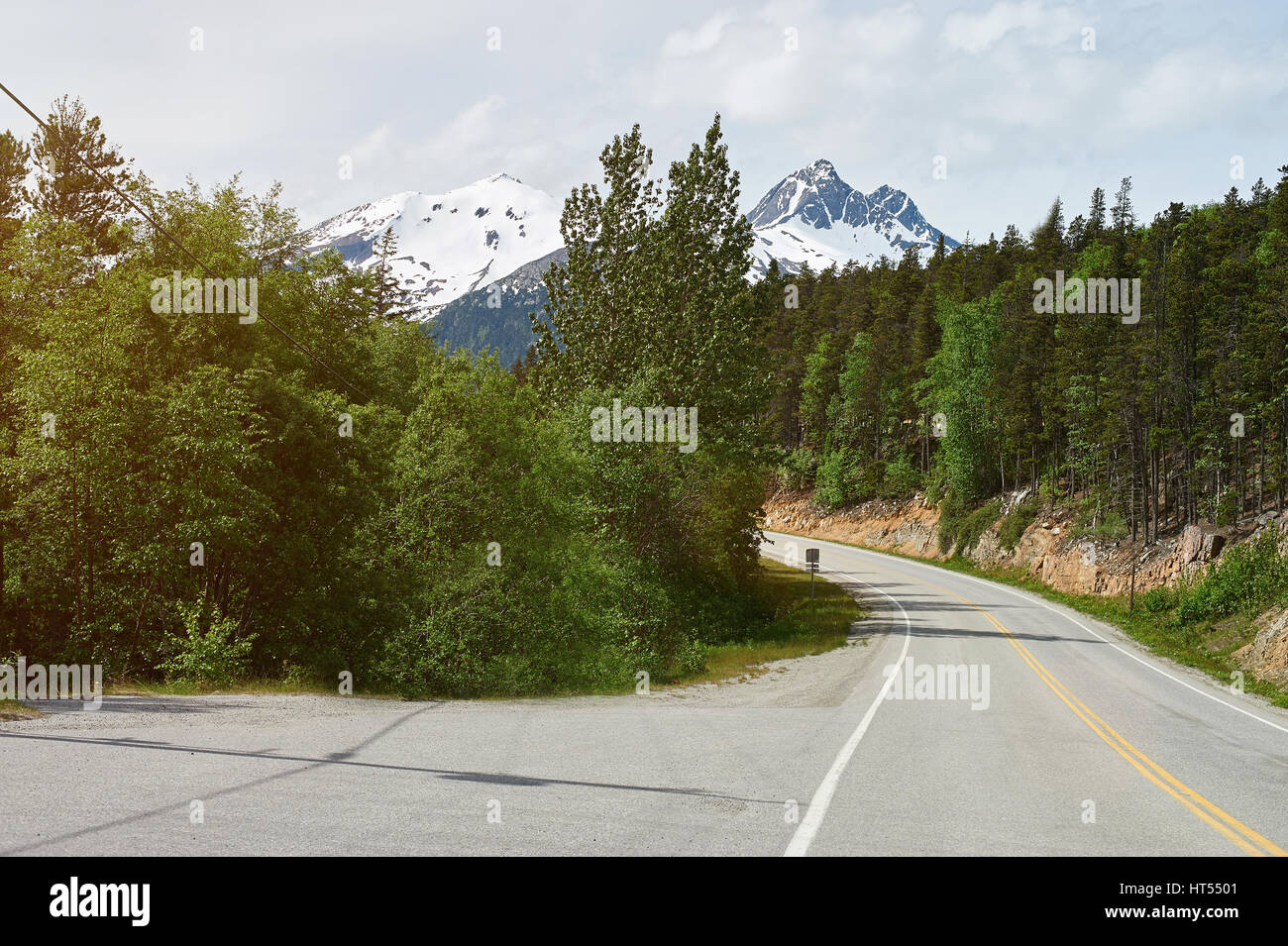 Vide d'asphalte road dans paysage de montagne en été. Park road à fond la montagne Banque D'Images