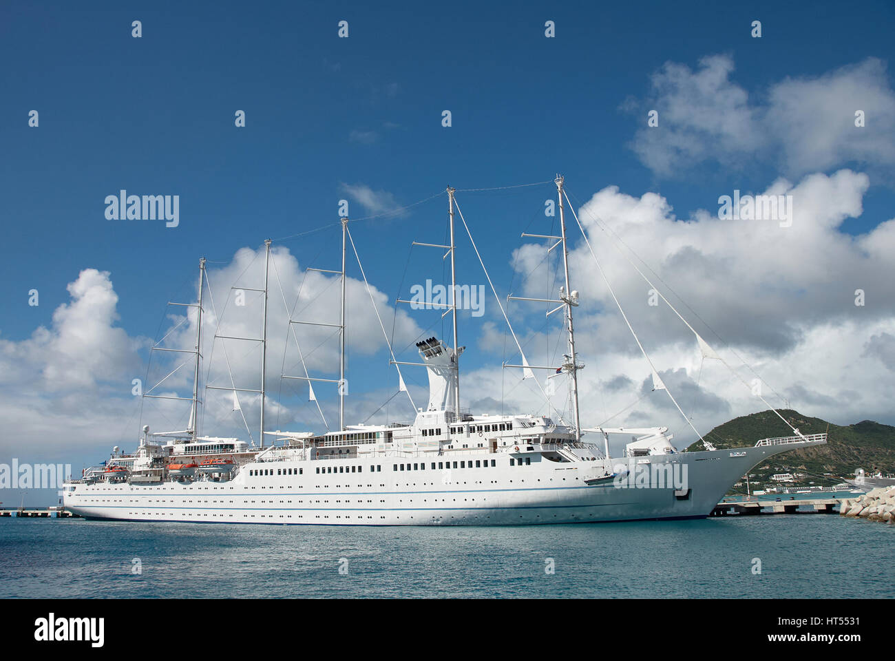 Yacht amarré dans le port moderne en journée ensoleillée île des Caraïbes. Un grand navire sur le fond de ciel Banque D'Images