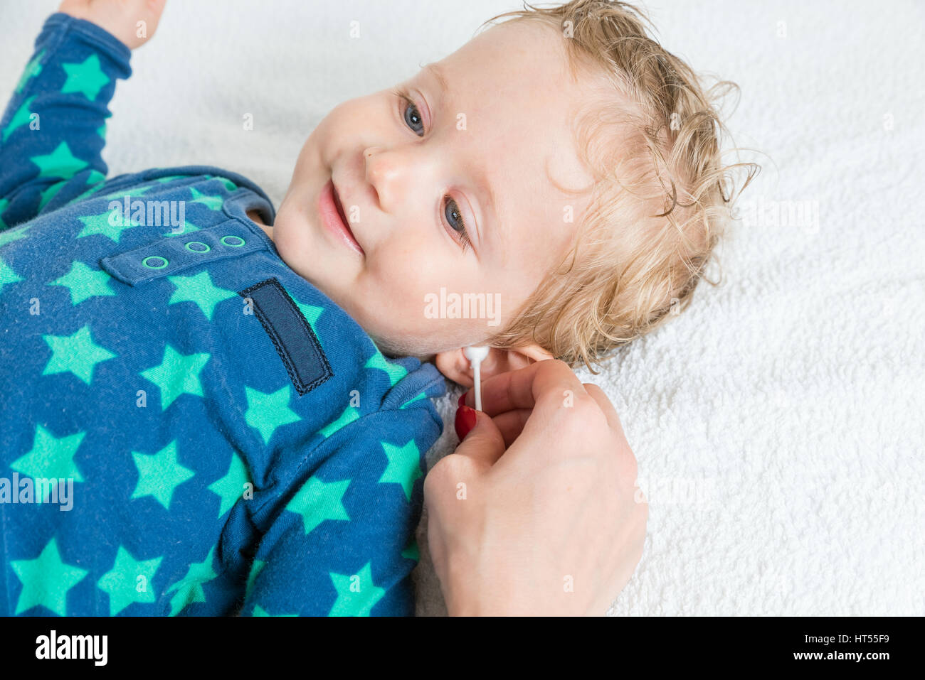 Nettoyage A La Main De La Mere Avec L Oreille De Bebe Enfant Coton Tige Couchee Avec Les Cheveux Mouilles Et Les Yeux Bleus Et Souriant Copie Espace Photo Horizontale Photo Stock Alamy