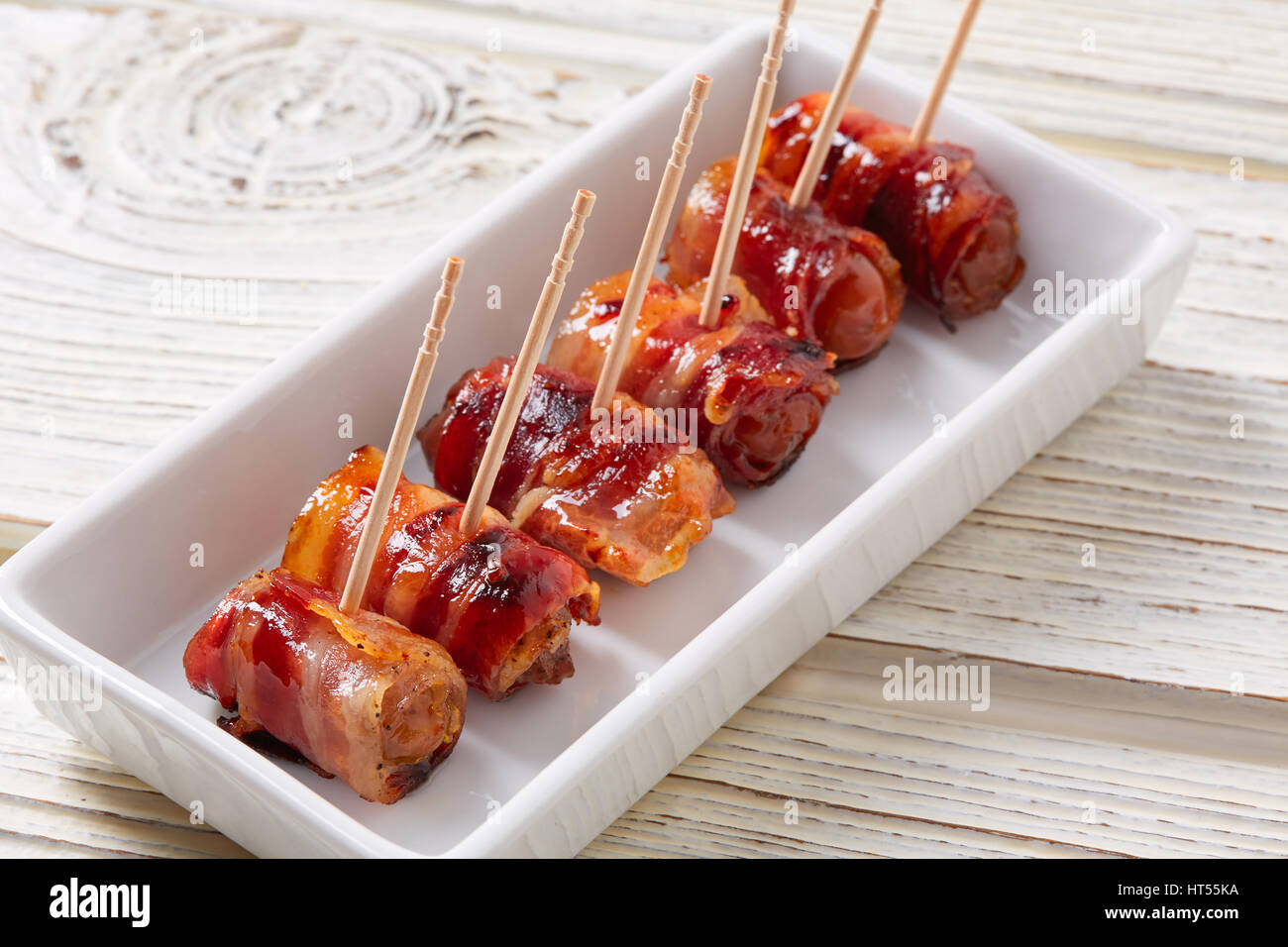 Pinchos Bacon enveloppé d'Espagne tapas pintxos dates food Banque D'Images