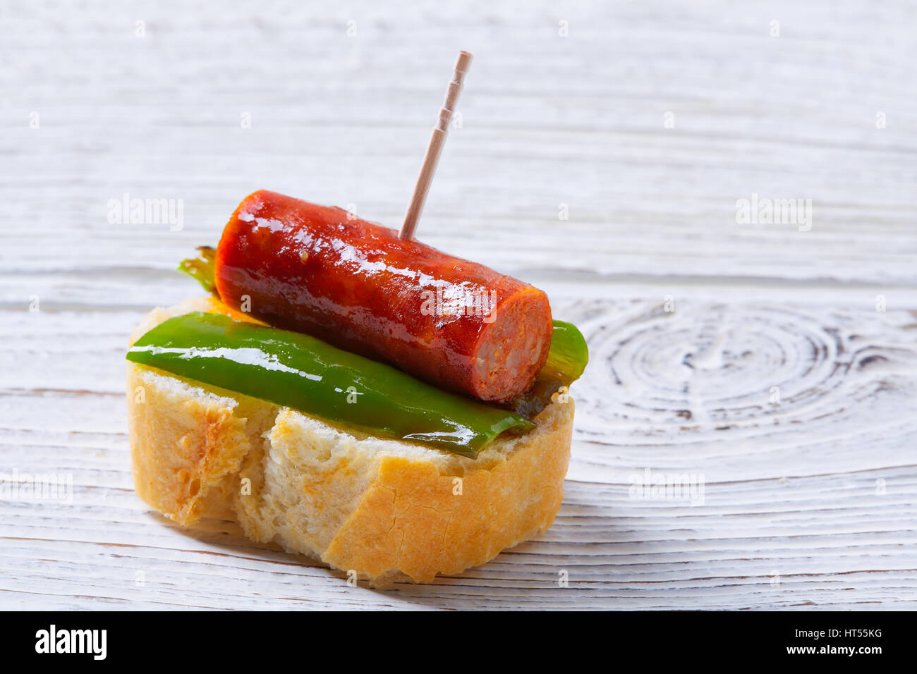Pinchos pintxos chistorra avec du poivre d'Espagne tapas alimentaire saucisse Banque D'Images