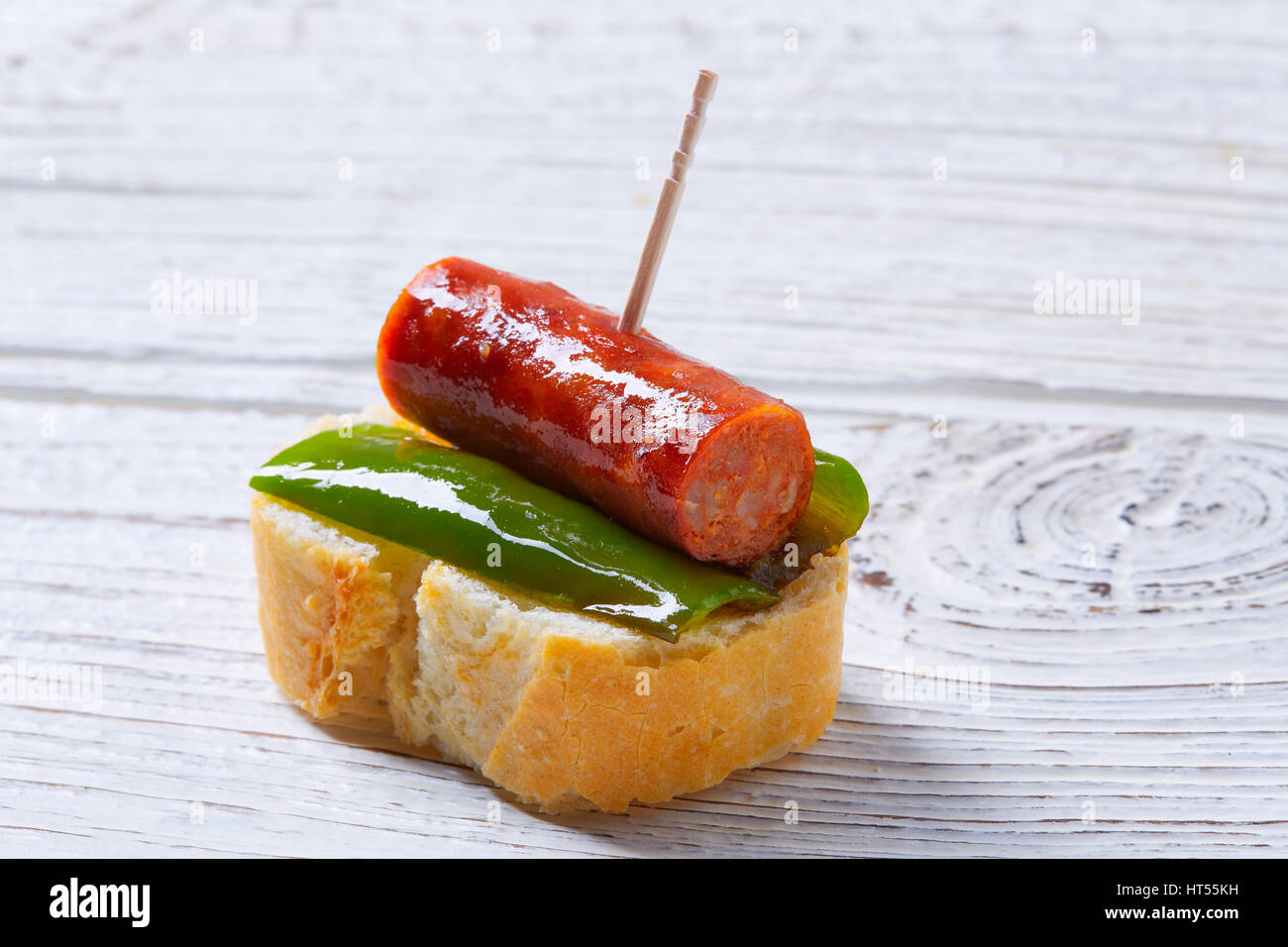 Pinchos pintxos chistorra avec du poivre d'Espagne tapas alimentaire saucisse Banque D'Images