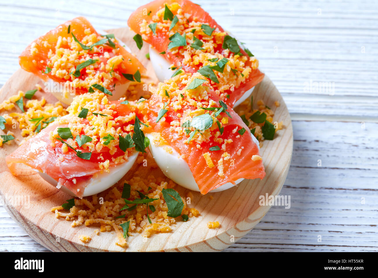 Oeufs de saumon avec rempli de recettes Espagne tapas pinchos pintxos Banque D'Images